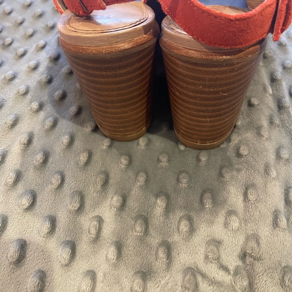 Sorel orange suede shoes 7 1/2 gently worn - Picture 3 of 5